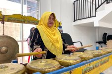 Warisan di Ujung Senja: Perjuangan Lona Melestarikan Seni Tari dan Musik Suku Bajau di Tanjung Batu