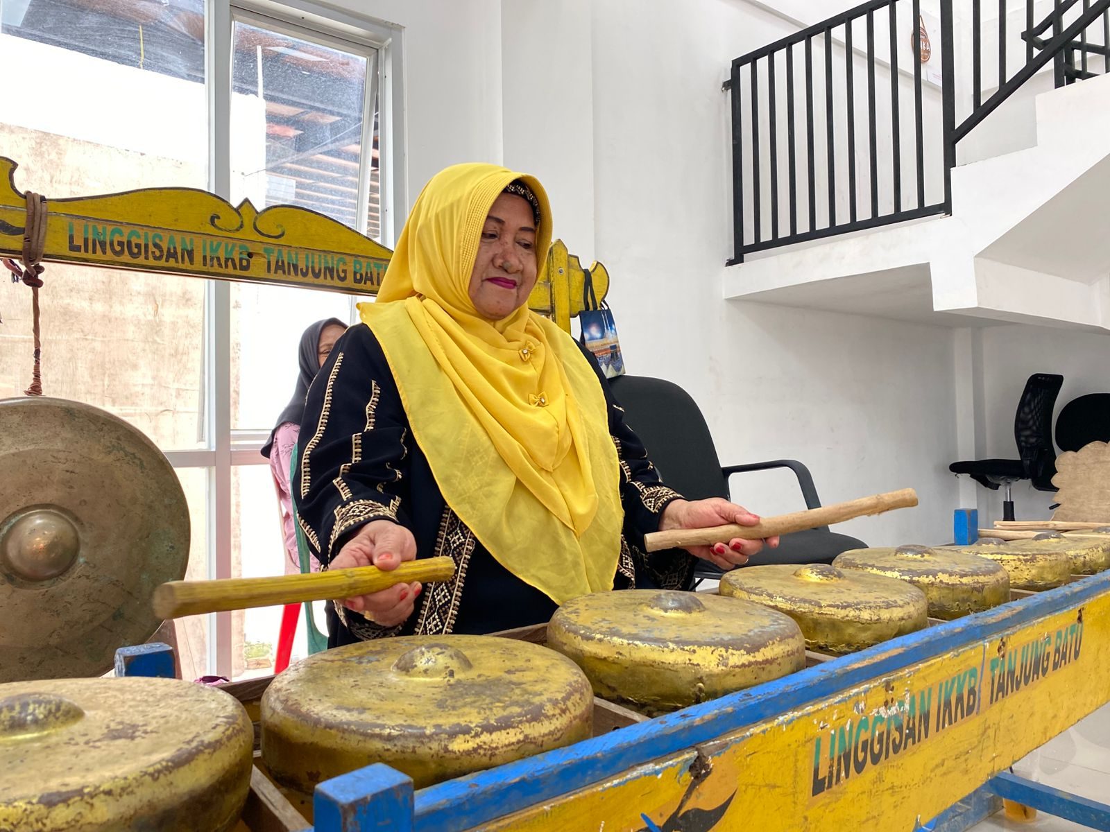 Warisan di Ujung Senja: Perjuangan Lona Melestarikan Seni Tari dan Musik Suku Bajau di Tanjung Batu