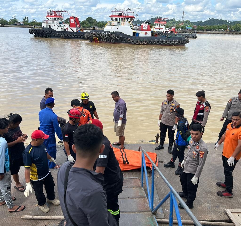 Proses evakuasi mayat yang ditemukan mengapung di pinggir sungai Tepian Segah, Jalan Ahmad Yani, Tanjung Redeb, Sabtu (15/11/2025). (IST)