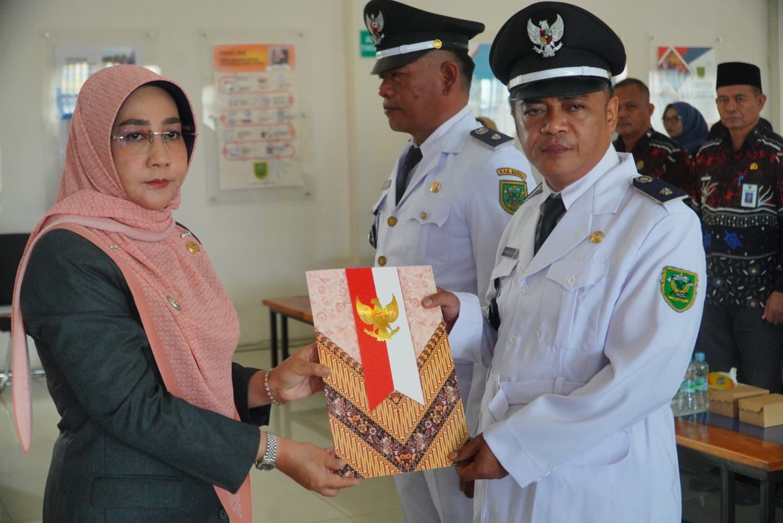 Sri Juniarsih Lantik Dua Penjabat Kakam, Beri Peringatan Keras Soal Integritas dan Pengelolaan Dana Desa