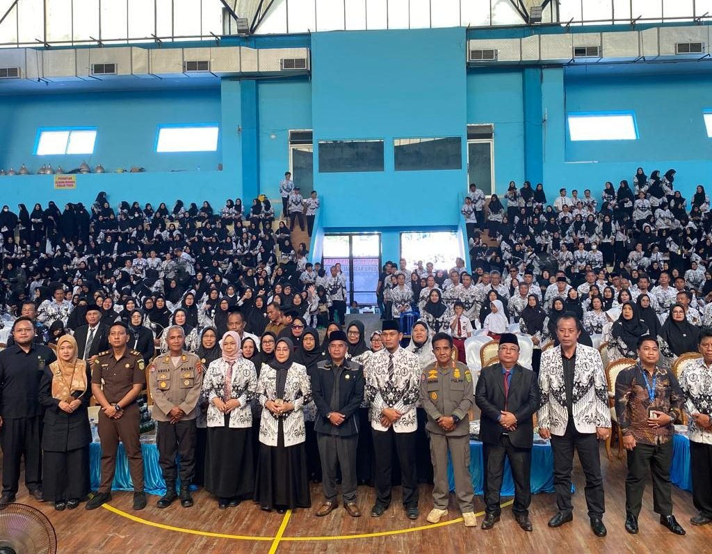 Bupati Berau, Sri Juniarsih, bersama ratusan guru saat peringatan HUT ke-80 PGRI dan Hari Guru Nasional di GOR Pemuda Tanjung Redeb, Selasa (25/11/2025).