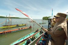 HUT Ke-74 Kampung Buyung-Buyung, Bupati Berau Apresiasi Syukuran Laut dan Lomba Perahu Dompeng