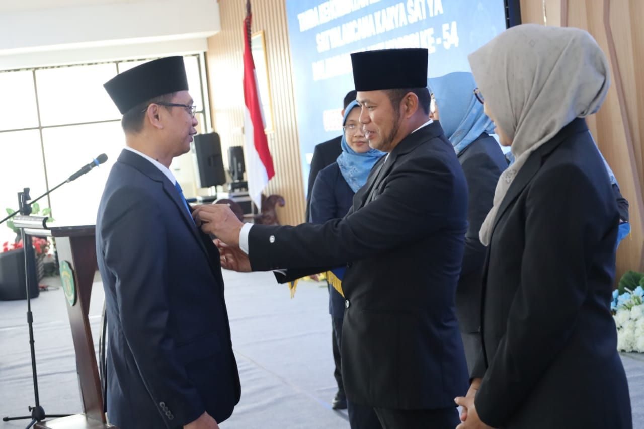 Serahkan Satyalancana, Gubernur Rudy Mas’ud Tawari ASN Lanjut S2 dan S3 Gratis