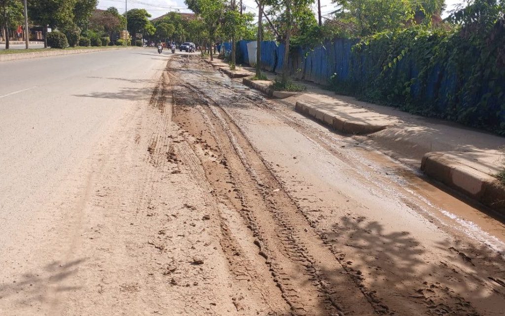 Kondisi lumpur yang menggenang di Jalan M. Iswahyudi, Rinding, Berau (Adrikni/BT)