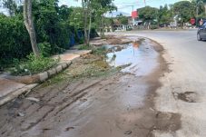 Lumpur Genangi Jalan Marsma Iswahyudi Rinding, Warga Sebut Pernah Dibersihkan Tapi Berlumpur Lagi