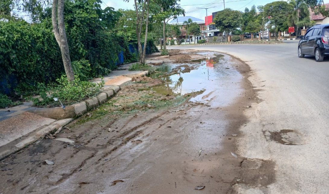 Lumpur Genangi Jalan Marsma Iswahyudi Rinding, Warga Sebut Pernah Dibersihkan Tapi Berlumpur Lagi