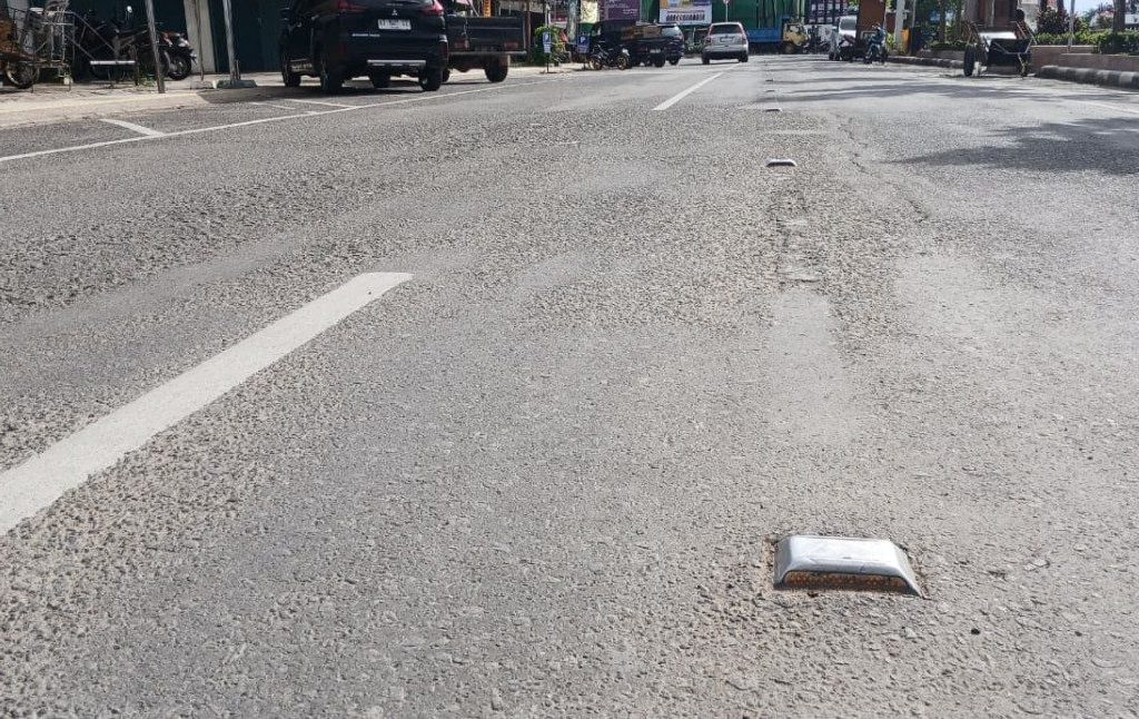 Kondisi paku marka jalan di Jalan Ahmad Yani, Tanjung Redeb, Berau (Adrikni/BT)