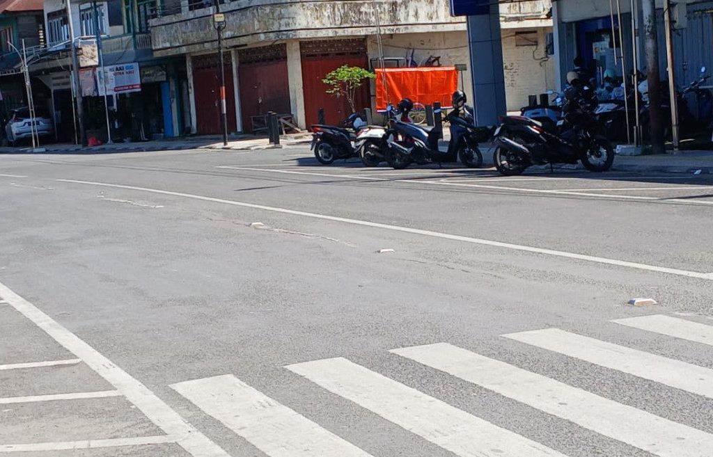 Kondisi paku marka jalan di Jalan Ahmad Yani, Tanjung Redeb, Berau (Adrikni/BT)