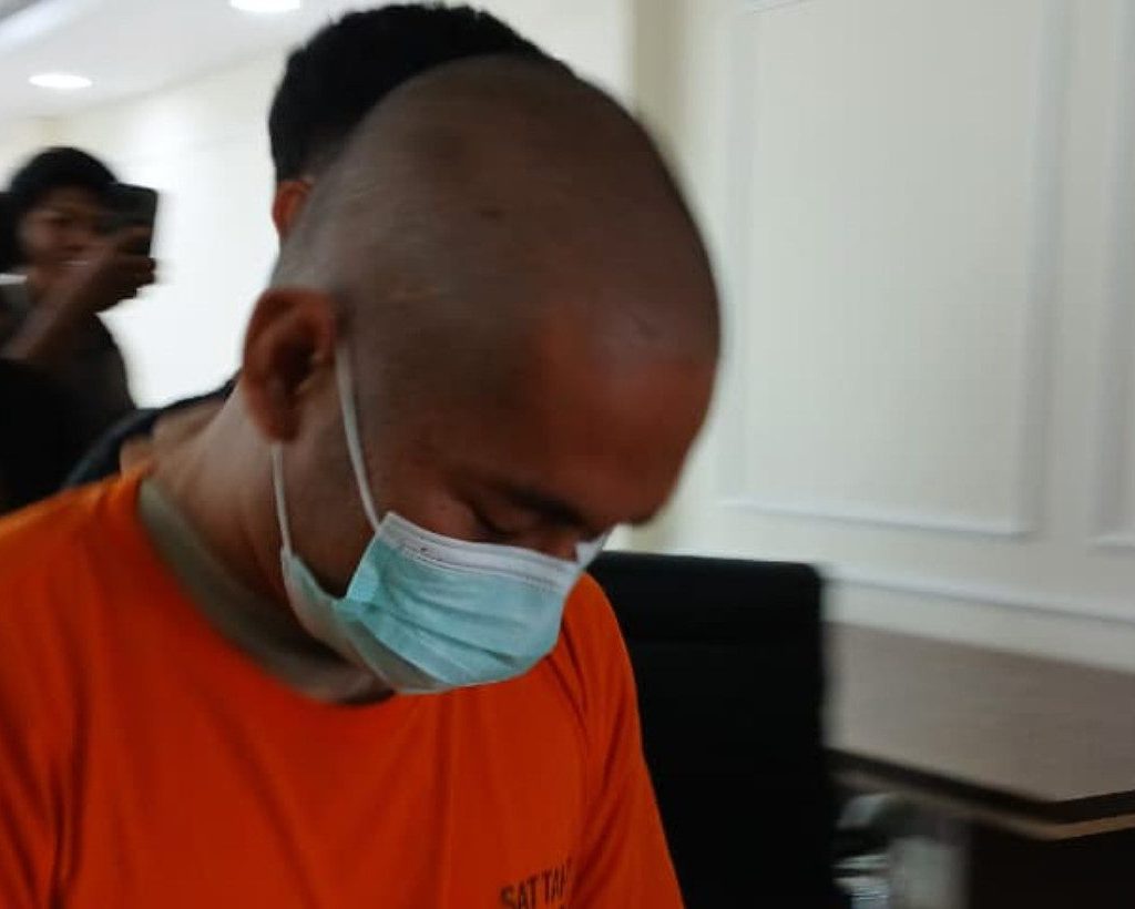 Asrinsyah pelaku penyimpangan seksual saat dihadirkan dalam konpers Polres Berau (Andrikni/BT)