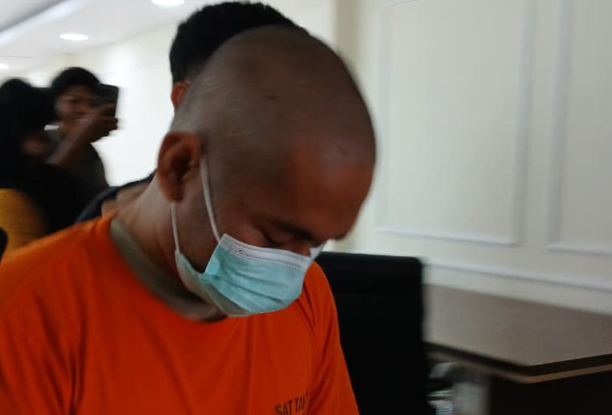 Ini Tampang Asrinyah Pelaku Penyimpangan Seksual, Tunduk Lesu Pakai Baju Tahanan