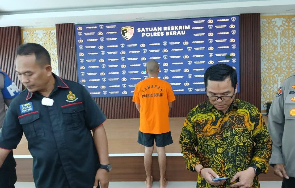 Asrinsyah pelaku penyimpangan seksual saat dihadirkan dalam konpers Polres Berau (Andrikni/BT)