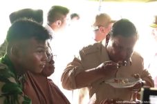 Tinjau Penanganan Bencana Banjir Bandang di Aceh, Prabowo Ikut Santap Menu Makanan Pengungsi