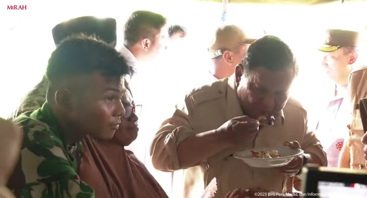 Tinjau Penanganan Bencana Banjir Bandang di Aceh, Prabowo Ikut Santap Menu Makanan Pengungsi