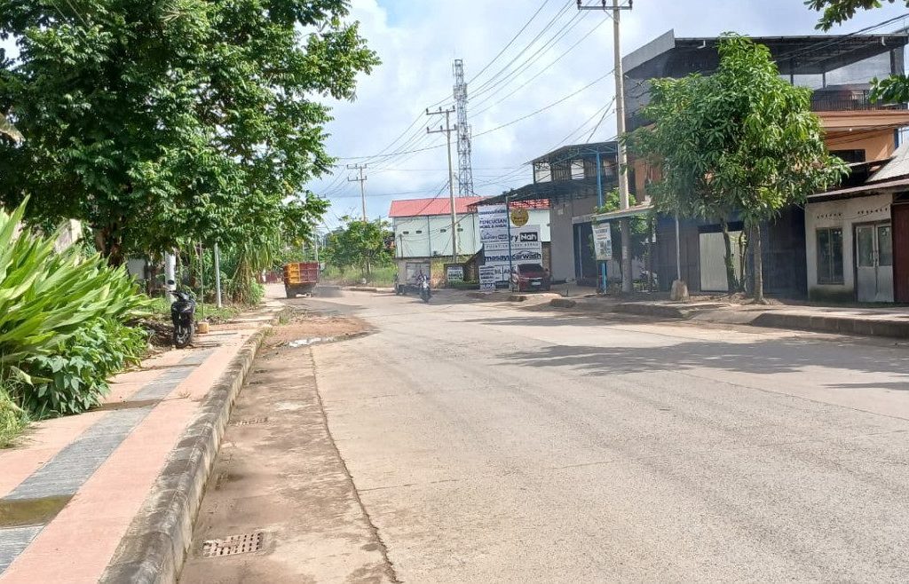 Kondisi jalan berdebu di Jalan Gunung Panjang, Tanjung Redeb, Berau (Adrikni/BT).