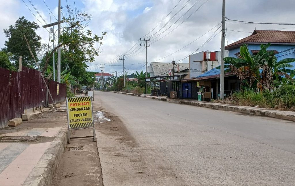 Kondisi jalan berdebu di Jalan Gunung Panjang, Tanjung Redeb, Berau (Adrikni/BT).