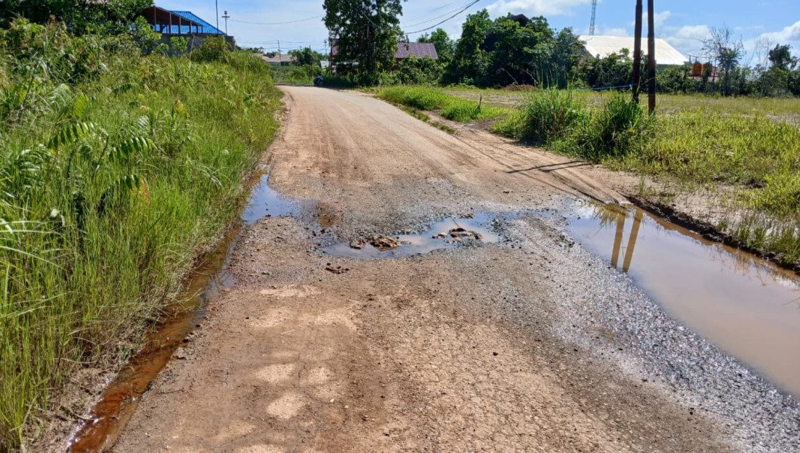 Duh! Jalan Ma’arif Gunung Panjang Berlubang dan Tergenang, Warga Harap Perbaikan