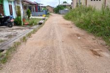Jalan Berlubang Saat Hujan, Warga Gang Permai Sambaliung Pilih Perbaiki Sendiri