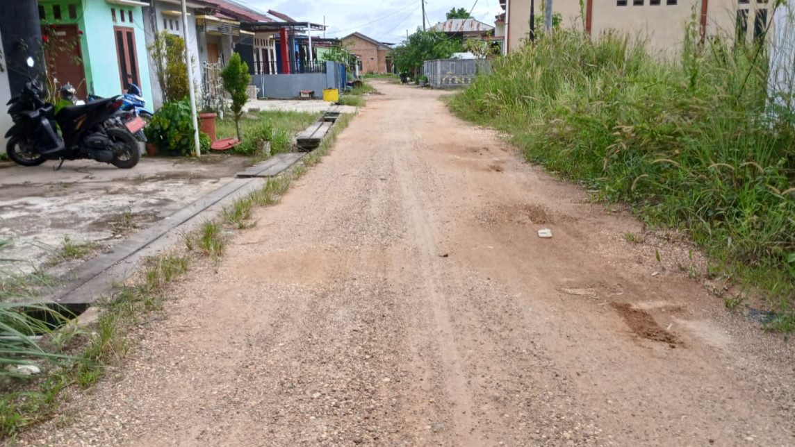 Jalan Berlubang Saat Hujan, Warga Gang Permai Sambaliung Pilih Perbaiki Sendiri