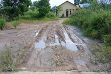 Jalan di Gang Anugrah Gunung Panjang Berlumpur, Warga Sebut Anak Sekolah Sering Jatuh