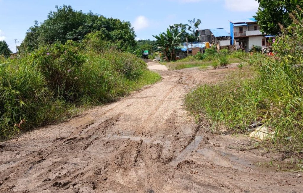 Teks foto: Kondisi jalan berlumpur di Gang Anugrah, Gunung Panjang, Tanjung Redeb, Berau (Adrikni/BT)