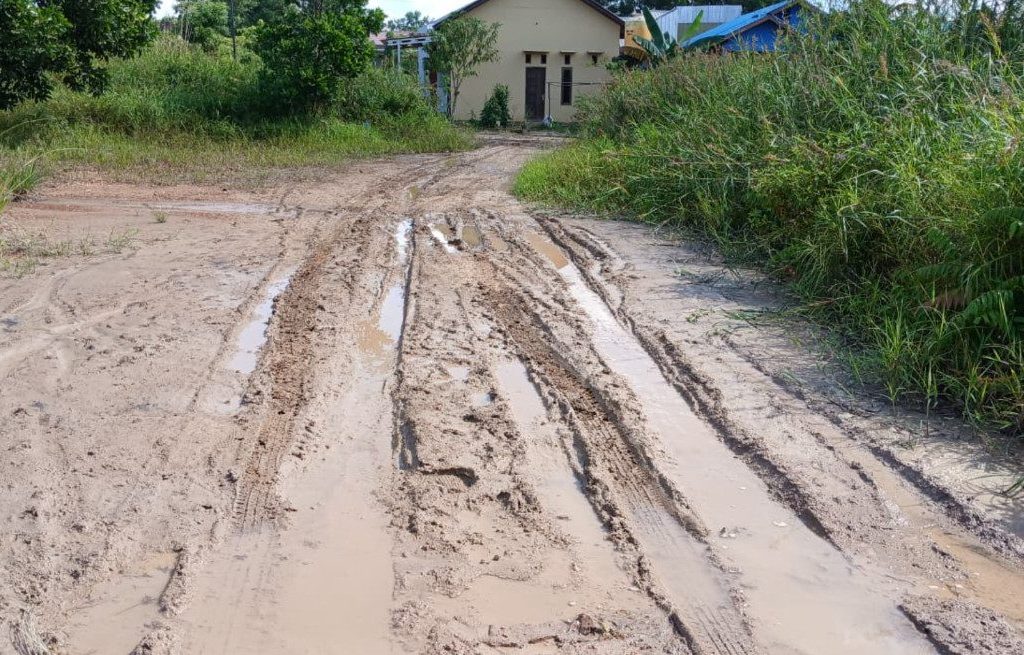 Teks foto: Kondisi jalan berlumpur di Gang Anugrah, Gunung Panjang, Tanjung Redeb, Berau (Adrikni/BT)