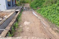 Jalan Gang Permai Gunung Panjang Rusak dan Berlumpur, Warga: Kayak Sawah