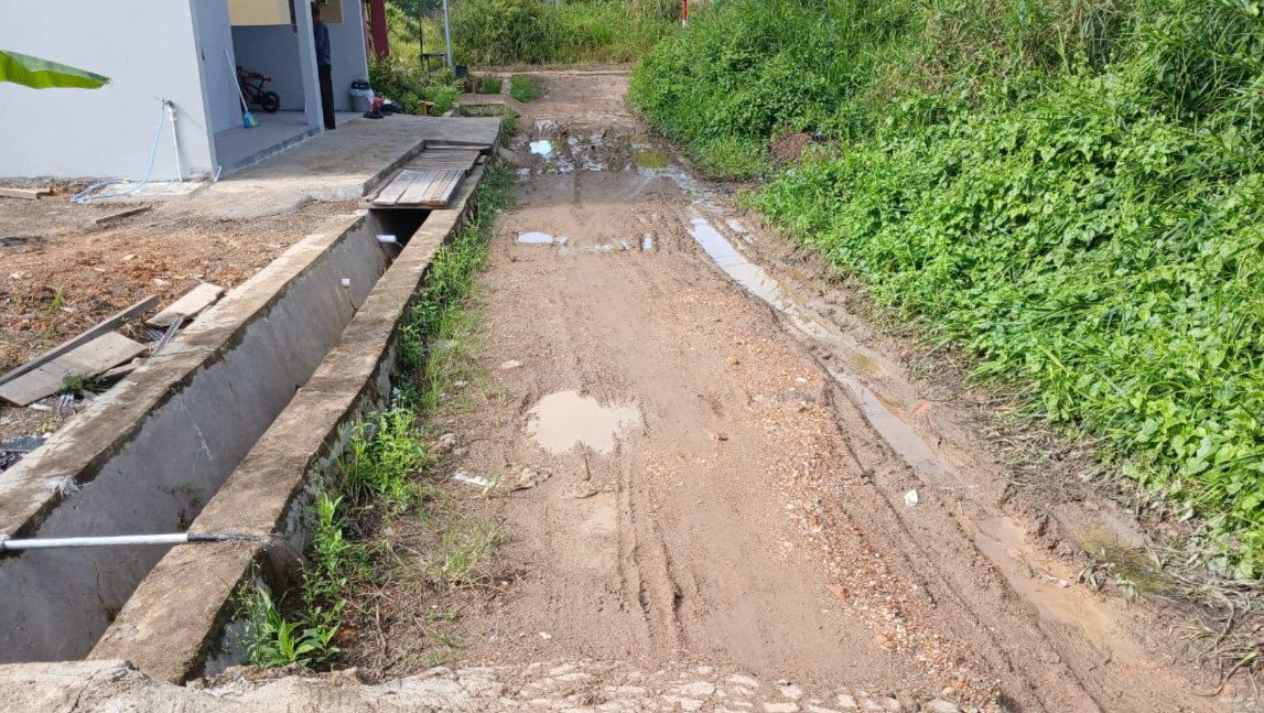 Jalan Gang Permai Gunung Panjang Rusak dan Berlumpur, Warga: Kayak Sawah