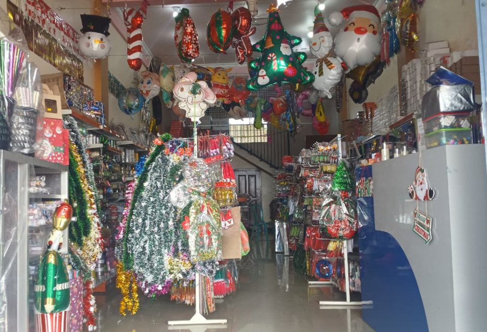 Hiasan Natal mulai diburu warga Berau (Andrikni/BT)