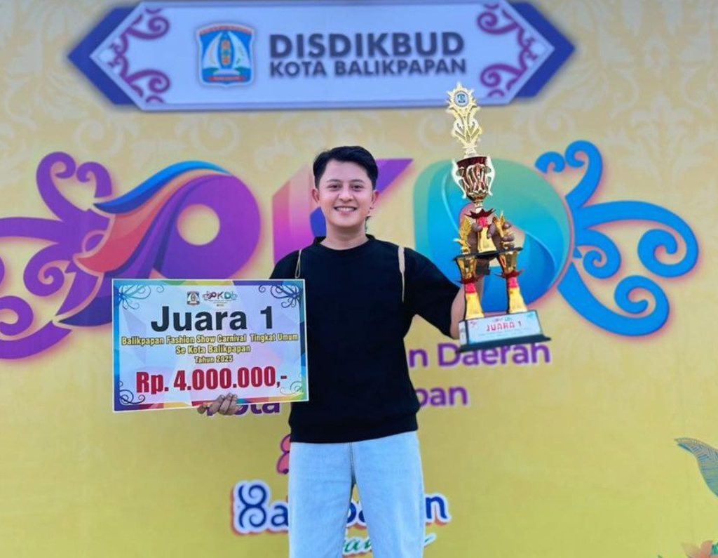 Ahmad Roby Prayoga asal Berau berhasil meraih Juara 1 pada ajang Pekan Kebudayaan Daerah Katim melalui karya busana bertema budaya Dayak Kenyah (Ist).