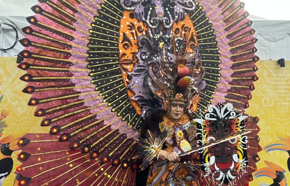 Ahmad Roby Prayoga asal Berau berhasil meraih Juara 1 pada ajang Pekan Kebudayaan Daerah Katim melalui karya busana bertema budaya Dayak Kenyah (Ist).