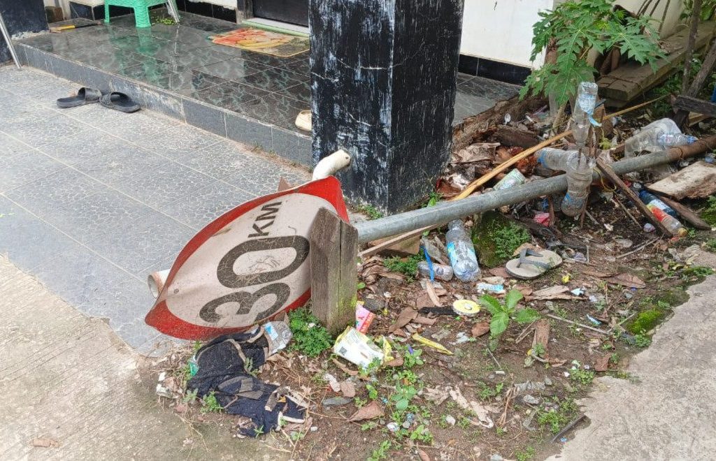 Rambu lalu lintas yang tergeletak di Jalan Al-Bina, Tanjung Redeb, Berau (Adrikni/BT)