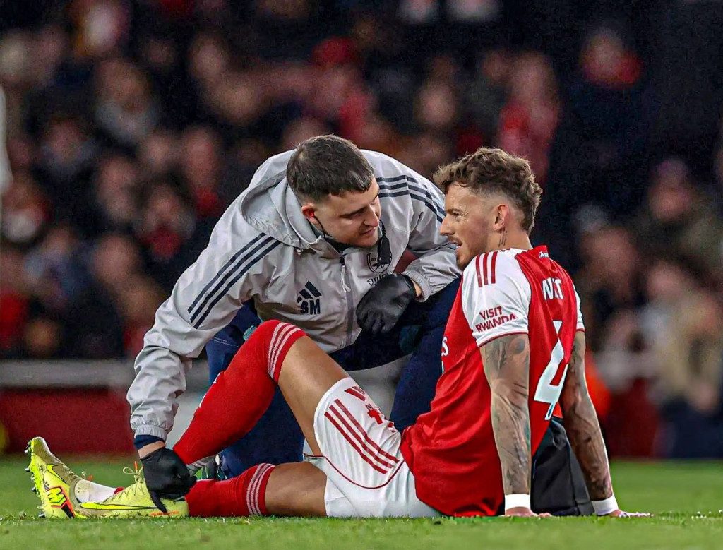 Pemain Arsenal Ben White mengalami cidera (arsenal.com)