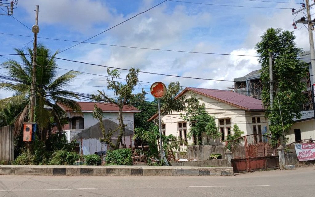 Kondisi cermin cembung yang rusak di Jalan Pembangunan 1, Tanjung Redeb, Berau (Adrikni/BT)