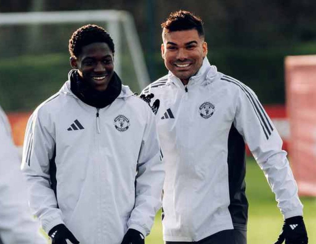 Kobbie Mainoo dan Casemiro di sesi latihan Manchester United (ManUtd.com)