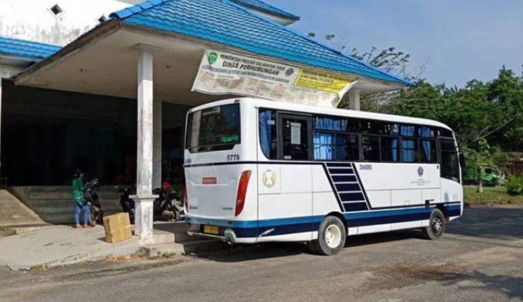 Kendaraan Bus Damri yang digunakan mengangkut penumpang dari Tanjung Redeb- Tanjung Batu