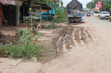 Warga Keluhkan Jalan H. A. R. M. Ayoeb Gunung Tabur Digenangi Lumpur, Sebut Parit Sering Tersumbat