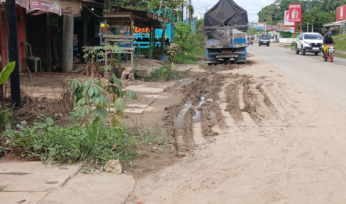 Warga Keluhkan Jalan H. A. R. M. Ayoeb Gunung Tabur Digenangi Lumpur, Sebut Parit Sering Tersumbat