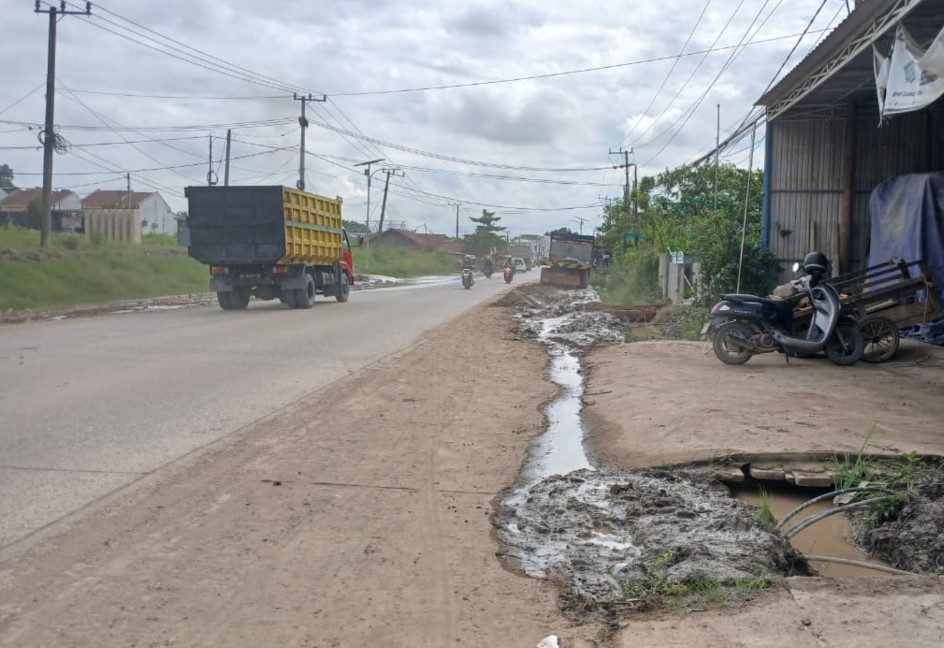 Kondisi Jalan H. A. R. M. Ayoeb, Gunung Tabur, Berau yang digenangi lumpur (Adrikni/BT)