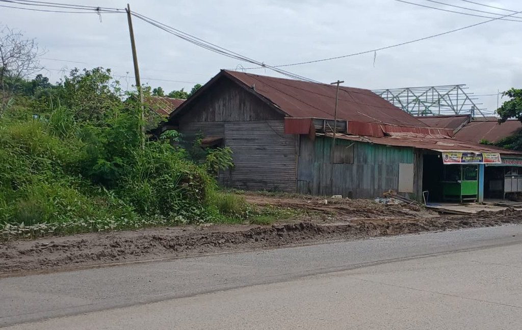 Kondisi Jalan H. A. R. M. Ayoeb, Gunung Tabur, Berau yang digenangi lumpur (Adrikni/BT)