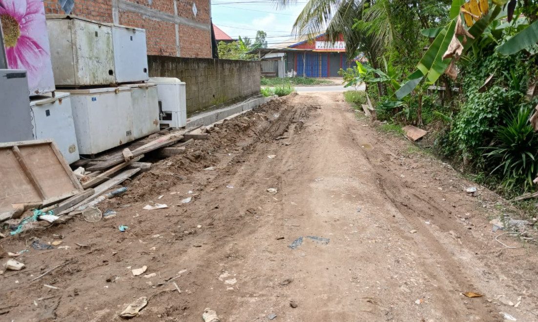 Kondisi Jalan Berupa Tanah, Gang An-Noor di Gunung Tabur Berubah Jadi Lumpur Saat Hujan