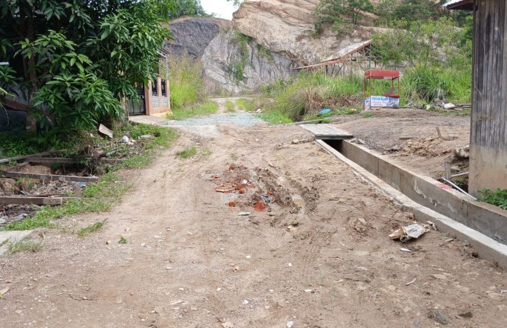 Kondisi jalan masih berupa tanah di Gang An-Noor, Gunung Tabur, Berau (Adrikni/BT)