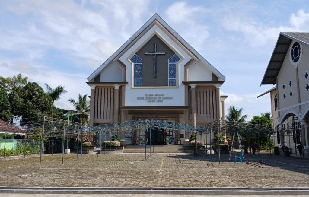 Persiapan menjelang Natal di Gereja Katolik Santo Eugenius de Mazenod (Adrikni/BT)