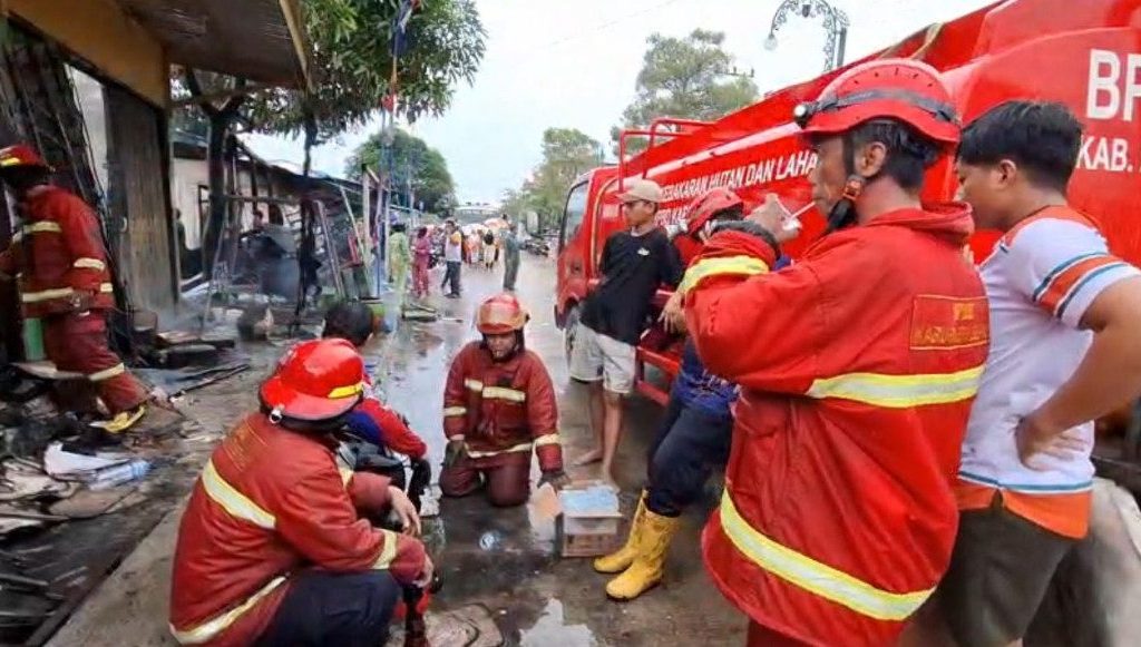 Perjuangan petugas damkar memadamkan kebakaran di Jalan Milono, Tanjung Redeb, Minggu (26/1/2025).  (Hendra Irawan/BT)
