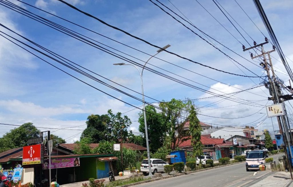 Kondisi kabel yang menjuntai di Jalan Haji Isa 2, Tanjung Redeb, Berau kembali normal (Andrikni/BT)