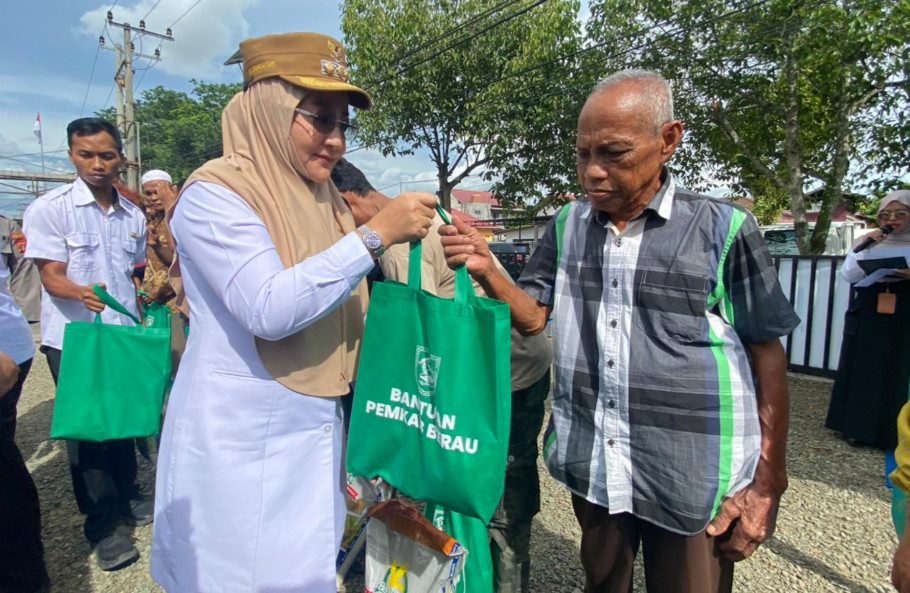 Bupati Sri Juniarsih salurkan bansos yang dananya berasal dari anggaran Berau Expo (Ist)