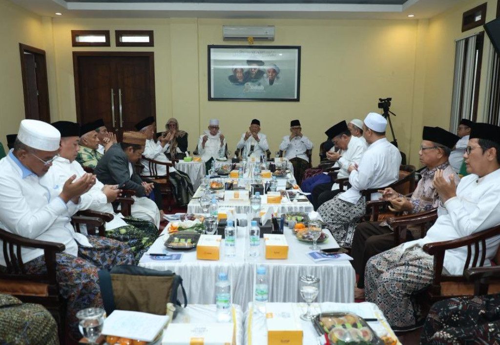 Rapat Konsultasi Syuriyah dengan Mustasyar PBNU di Ponpes Lirboyo, Kediri, Jatim (X/@YahyaCStaquf)