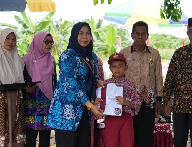 Ringankan Beban Orang Tua, Disdik Berau Berikan Bantuan Seragam Gratis ke Siswa Baru