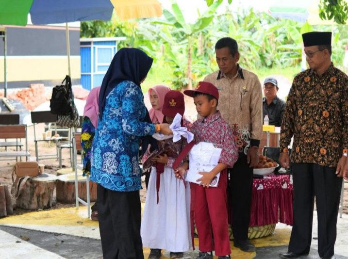 Disdik Berau memberikan bantuan seragam gratis bagi murid baru, upaya meringankan beban orang tua murid (Ist)