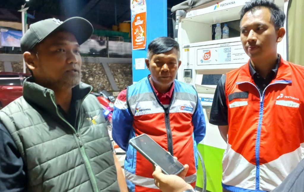 Wakil Ketua Komisi II DPRD Berau Arman Nofriansyah melakukan sidak di SPBU Sambaliung didampingi SBM Kaltimut III Fuel Pertamina Hermawan Bagus Prabowo (Adrikni/BT)