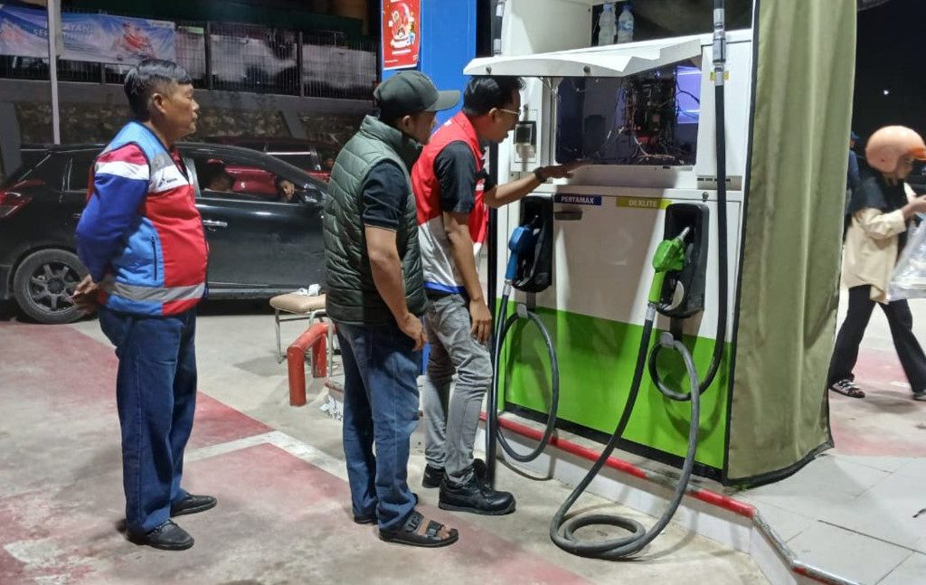 Wakil Ketua Komisi II DPRD Berau Arman Nofriansyah melakukan sidak di SPBU Sambaliung didampingi SBM Kaltimut III Fuel Pertamina Hermawan Bagus Prabowo (Adrikni/BT)